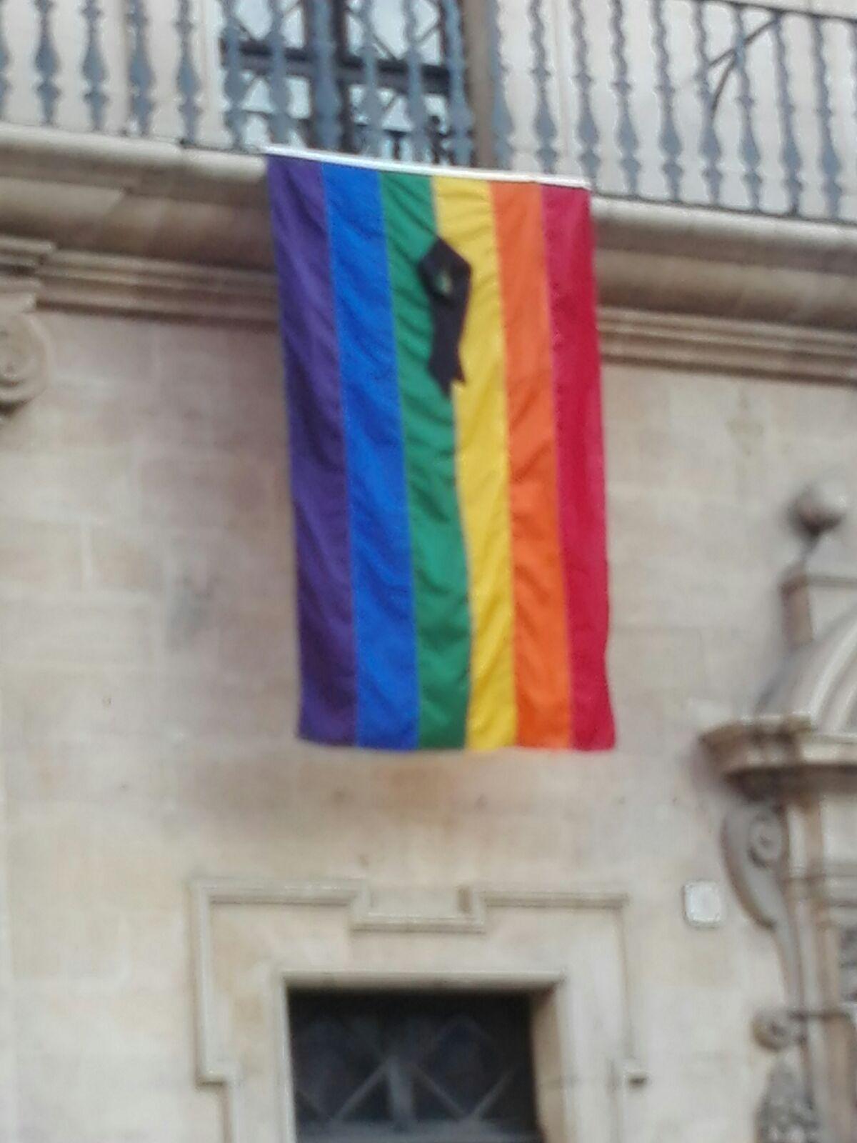 Bandera LGTB de dol per les vctimes a l